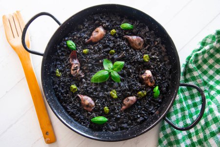 Téléchargez les photos : Paella traditionnelle espagnole noire aux fruits de mer à l'encre de calmar. - en image libre de droit