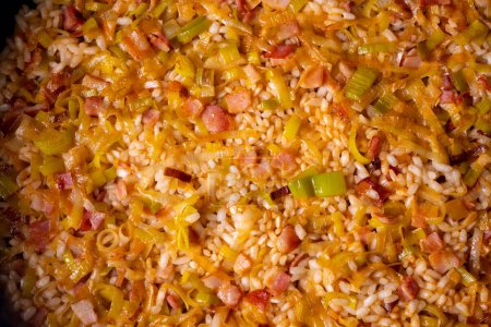 Téléchargez les photos : Paella traditionnelle espagnole aux légumes et bacon - en image libre de droit