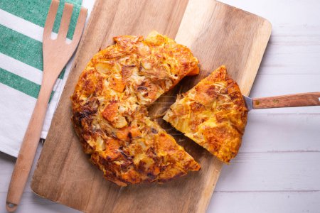 Téléchargez les photos : L'omelette espagnole à la patate douce est une omelette à laquelle on ajoute des pommes de terre hachées. C'est l'un des plats les plus connus et les plus emblématiques de la cuisine espagnole - en image libre de droit