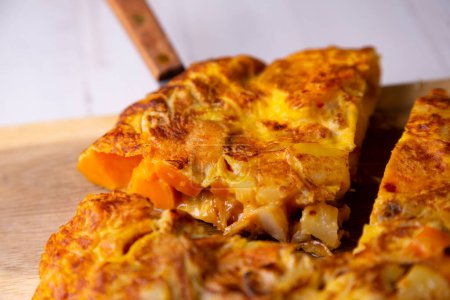 Téléchargez les photos : L'omelette espagnole aux courgettes est une omelette à laquelle sont ajoutées des pommes de terre hachées. C'est l'un des plats les plus connus et les plus emblématiques de la cuisine espagnole - en image libre de droit