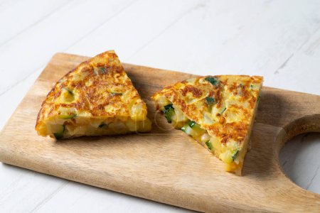 Téléchargez les photos : L'omelette espagnole aux courgettes est une omelette à laquelle sont ajoutées des pommes de terre hachées. C'est l'un des plats les plus connus et les plus emblématiques de la cuisine espagnole - en image libre de droit