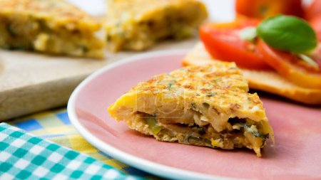 Téléchargez les photos : L'omelette espagnole aux courgettes et au jambon est une omelette à laquelle sont ajoutées des pommes de terre hachées. C'est l'un des plats les plus connus et les plus emblématiques de la cuisine espagnole - en image libre de droit