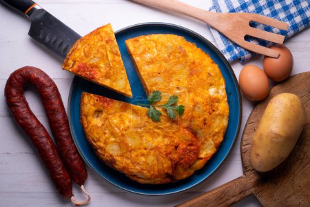 Téléchargez les photos : L'omelette espagnole au chorizo est une omelette à laquelle sont ajoutées des pommes de terre hachées. C'est l'un des plats les plus connus et les plus emblématiques de la cuisine espagnole - en image libre de droit