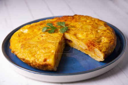 Téléchargez les photos : L'omelette espagnole au chorizo est une omelette à laquelle sont ajoutées des pommes de terre hachées. C'est l'un des plats les plus connus et les plus emblématiques de la cuisine espagnole - en image libre de droit