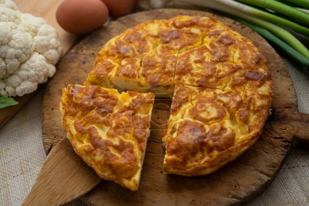 Téléchargez les photos : L'omelette espagnole au chou-fleur est une omelette à laquelle sont ajoutées des pommes de terre hachées. C'est l'un des plats les plus connus et les plus emblématiques de la cuisine espagnole - en image libre de droit