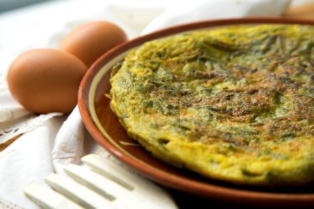 Spanish omelette with green asparagus is an omelette to which chopped potatoes are added. It is one of the best-known and most emblematic dishes of Spanish cuisine