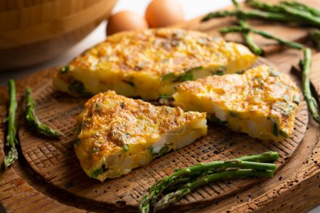 Spanish omelette with green asparagus is an omelette to which chopped potatoes are added. It is one of the best-known and most emblematic dishes of Spanish cuisine