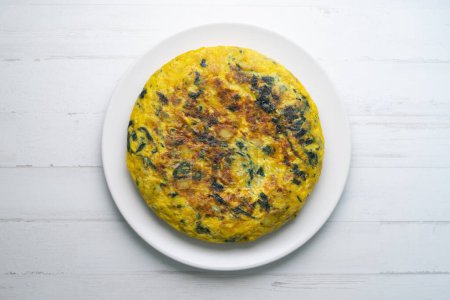 Téléchargez les photos : L'omelette espagnole aux épinards verts est une omelette à laquelle sont ajoutées des pommes de terre hachées. C'est l'un des plats les plus connus et les plus emblématiques de la cuisine espagnole - en image libre de droit