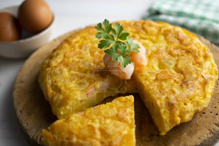 Téléchargez les photos : L'omelette espagnole aux crevettes est une omelette à laquelle on ajoute des pommes de terre hachées. C'est l'un des plats les plus connus et les plus emblématiques de la cuisine espagnole - en image libre de droit