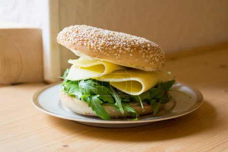 Téléchargez les photos : Délicieux sandwich au fromage sur pain bagel. Un bagel est un pain traditionnellement fabriqué à partir de farine de blé et a généralement un trou au centre. - en image libre de droit