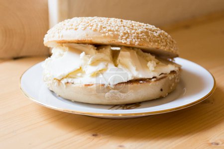 Téléchargez les photos : Délicieux sandwich au fromage à la crème sur pain bagel. - en image libre de droit