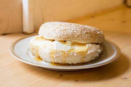 Foto de Delicioso sándwich de queso crema sobre pan de rosquilla. - Imagen libre de derechos
