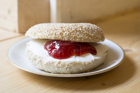 Foto de Delicioso sándwich de queso crema sobre pan de rosquilla. - Imagen libre de derechos