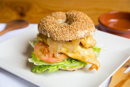Foto de Delicioso sándwich de pollo en pan de rosquilla. - Imagen libre de derechos