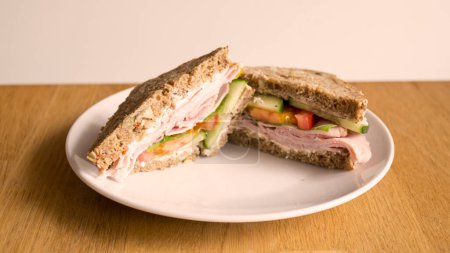 Téléchargez les photos : Délicieux sandwich à la dinde de qualité supérieure et salade. - en image libre de droit