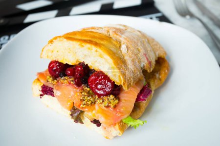 Foto de Delicioso sándwich con corte de salmón premium y ensalada. - Imagen libre de derechos