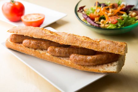 Foto de Hot dog Delicioso sándwich con salchicha de cerdo. Estilo Frankfurt. - Imagen libre de derechos