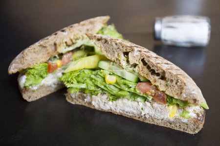 Foto de Delicioso sándwich vegano saludable con verduras - Imagen libre de derechos