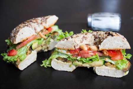 Foto de Delicioso sándwich vegano saludable con verduras - Imagen libre de derechos