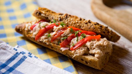 Foto de Delicioso sándwich con atún y verduras. - Imagen libre de derechos