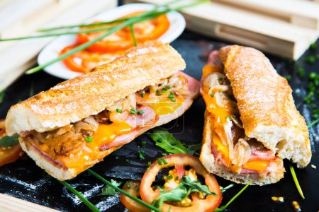 Téléchargez les photos : Délicieux sandwich avec longe de porc et fromage - en image libre de droit