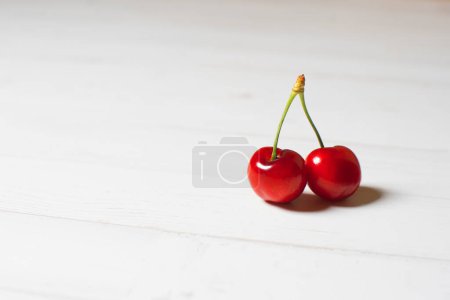Téléchargez les photos : Deux cerises sur une table blanche - en image libre de droit