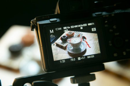 Foto de Una persona está usando una cámara para tomar una foto de comida y bebida en una mesa. - Imagen libre de derechos