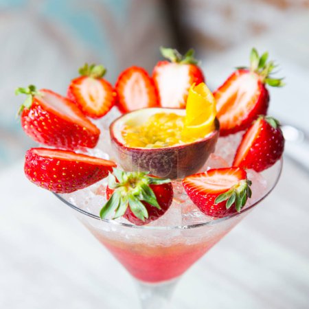 Foto de Cóctel con copa de martini con frutas de decoración tropical. - Imagen libre de derechos