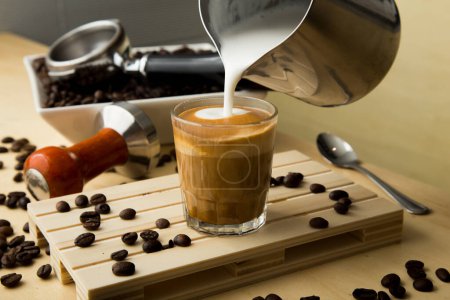 Foto de Barista preparando un delicioso café orgánico. Café plano blanco o cortado. - Imagen libre de derechos