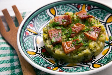 Téléchargez les photos : Le trinxat de la Cerdanya est un plat typiquement catalan qui ressemble à une petite tortilla mélangée avec du chou, du ventre de porc et des pommes de terre. - en image libre de droit