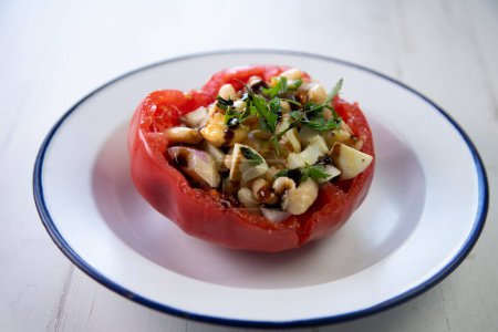 Foto de Tomates rellenos de frijoles blancos y anchoas. Tapa tradicional española. - Imagen libre de derechos