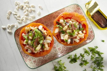 Téléchargez les photos : Tomates farcies aux haricots blancs et aux anchois. Tapa espagnol traditionnel. - en image libre de droit