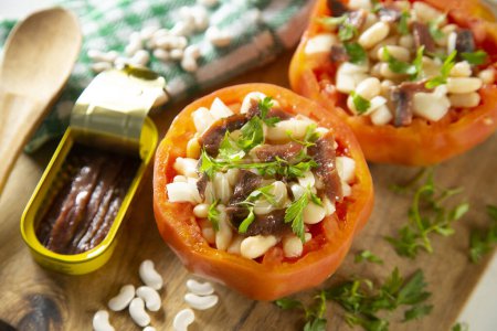 Téléchargez les photos : Tomates farcies aux haricots blancs et aux anchois. Tapa espagnol traditionnel. - en image libre de droit