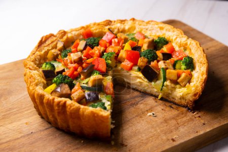 Téléchargez les photos : Tarte végétarienne au brocoli, poivre et courgettes en pâte feuilletée. - en image libre de droit