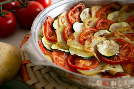 Téléchargez les photos : Tarte végétarienne aux pommes de terre, courgettes et tomates coupées en tranches - en image libre de droit