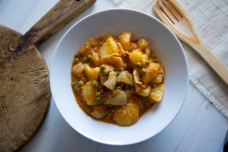 Téléchargez les photos : Seiches cuites avec pommes de terre. Recette de tapa espagnole traditionnelle. - en image libre de droit