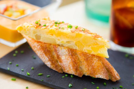 Téléchargez les photos : Tapa aux omelettes de pommes de terre. Une petite tranche de pain sur laquelle est placée une petite portion de nourriture est appelée une brochette.. - en image libre de droit