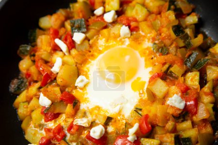 Téléchargez les photos : Manchego Pisto, aussi connu simplement sous le nom de ratatouille, est un plat traditionnel de La Manche qui se compose d'une frite de divers légumes et œufs - en image libre de droit