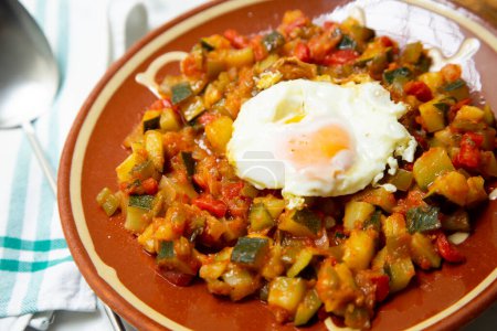 Foto de Manchego Pisto, también conocido simplemente como ratatouille, es un plato tradicional de La Mancha que consiste en una fritura de varias verduras y huevos. - Imagen libre de derechos