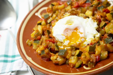 Téléchargez les photos : Manchego Pisto, aussi connu simplement sous le nom de ratatouille, est un plat traditionnel de La Manche qui se compose d'une frite de divers légumes et œufs - en image libre de droit