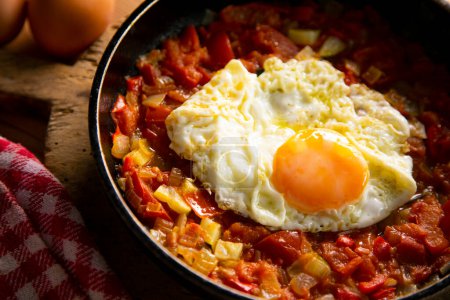 Foto de Manchego Pisto, también conocido simplemente como ratatouille, es un plato tradicional de La Mancha que consiste en una fritura de varias verduras y huevos. - Imagen libre de derechos