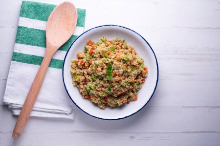 Téléchargez les photos : Salade de quinoa péruvienne biologique aux légumes. - en image libre de droit