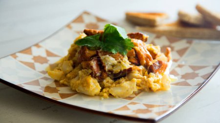 Téléchargez les photos : Brouillé avec des œufs et des champignons sur du pain grillé. - en image libre de droit