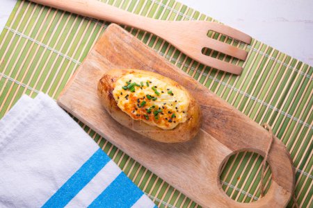 Foto de Soufflé de patata al horno con queso rallado. - Imagen libre de derechos
