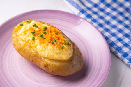 Téléchargez les photos : Soufflé de pommes de terre au four au fromage gratin. - en image libre de droit