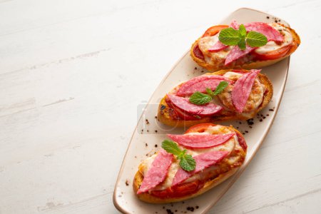 Téléchargez les photos : Panini au salami au fromage. Apéritif italien. - en image libre de droit