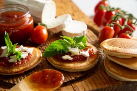 Foto de Panqueques con queso de cabra y mermelada de tomate. - Imagen libre de derechos