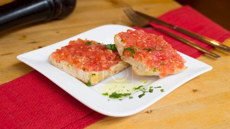 Téléchargez les photos : Pain grillé avec tomate et huile. Tapa espagnol traditionnel. - en image libre de droit