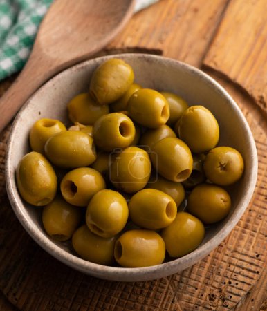 Téléchargez les photos : Plat d'olive de qualité supérieure en Espagne. Tapa espagnol traditionnel. - en image libre de droit