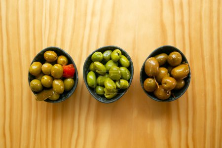 Plat d'olive de qualité supérieure en Espagne. Tapa espagnol traditionnel.